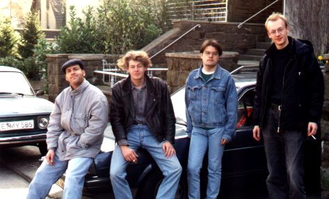 Roland, Stefan, Andy und Wolfgangster vor oder nach der Fahrt nach Vianden/Luxemburg 199X. Links der gute, alte "Vari".